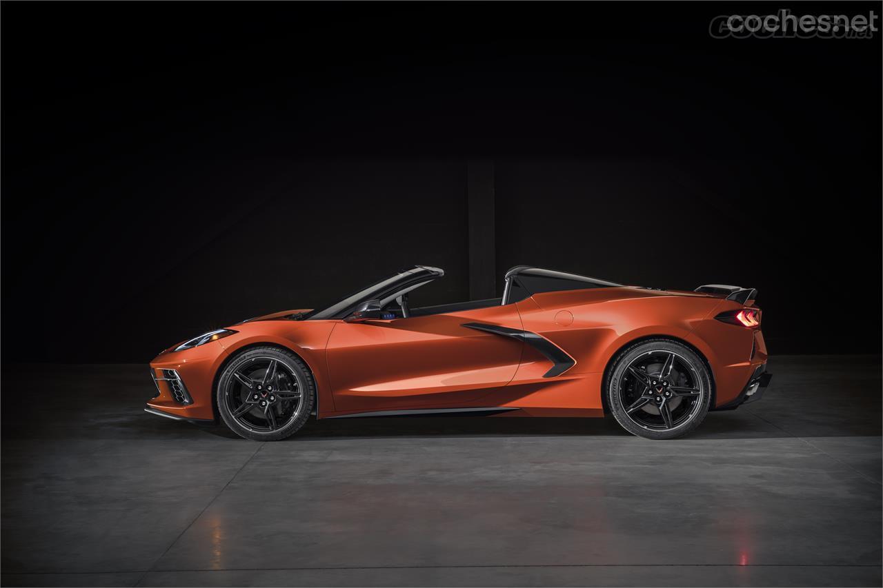 El motor en posición central hacen que el Chevrolet Corvette Convertible luzca una estética muy diferente a la conocida en este histórico modelo. 