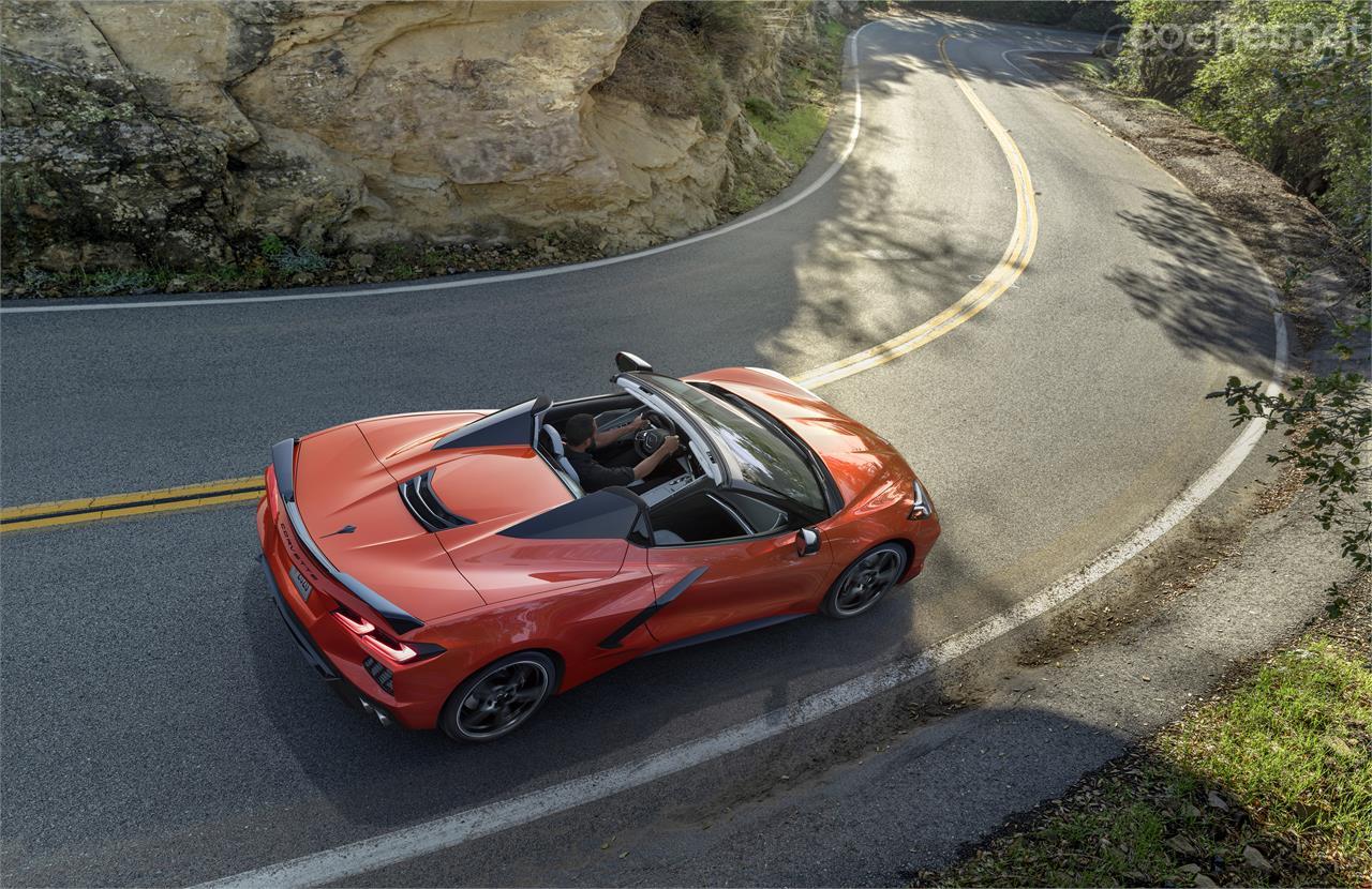 El Chevrolet Corvette Convertible sigue la línea estética del cupé, y cuenta con el mismo Cx con el techo colocado. 