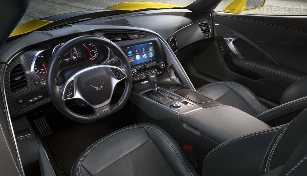 En el interior destaca un volante achatado en su parte inferior y una nueva gama de colores exclusiva para el cliente del Z06