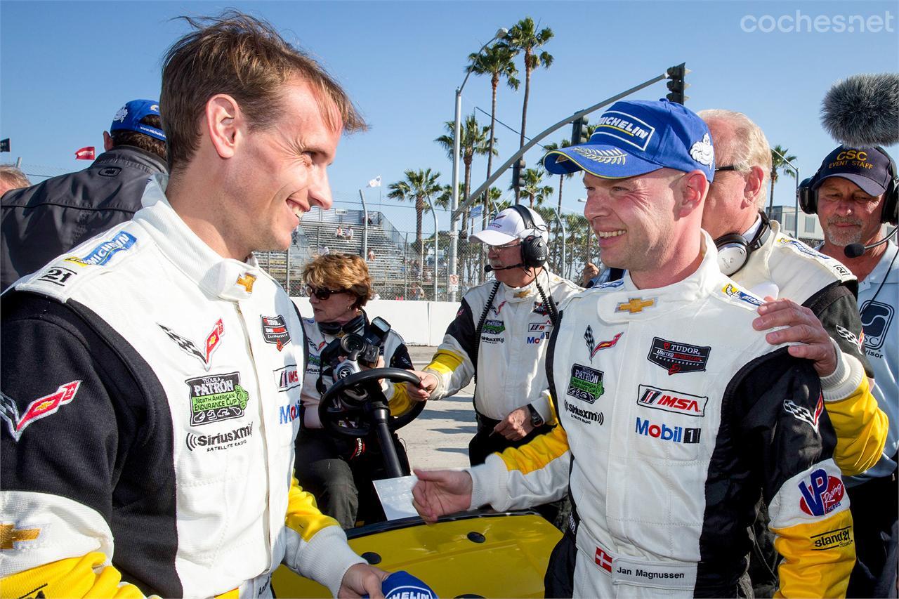 Antonio García (izquierda de la imagen) junto a Jan Magnussen ganadores con un C7.R de Corvette Racing en las 24 Horas de Daytona y 12 Horas de Sebring de 2015.