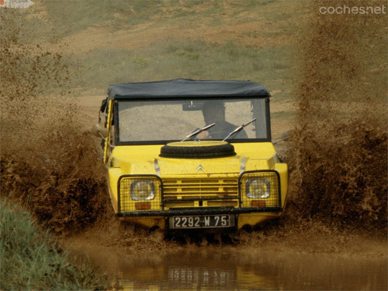 La versión 4x4, que no se fabricó en España, destacaba por llevar la rueda de recambio en el capó.