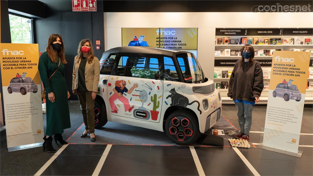 Representantes de FNAC y de Citroën, a la izquierda, y la artista plástica e ilustradora Conxita Herrero, a la derecha, que decoró uno de los Ami en la FNAC de Barcelona.