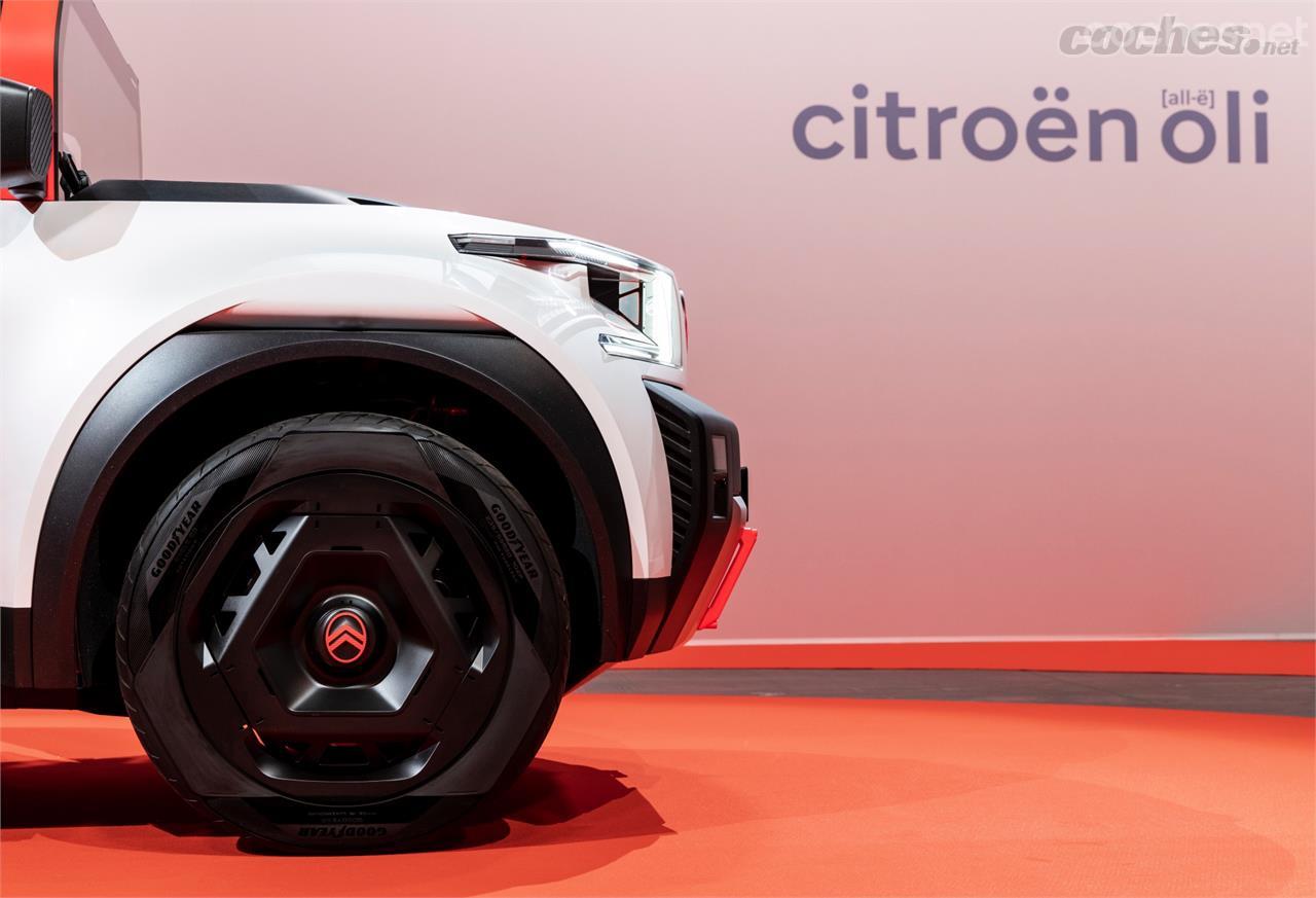 Los neumáticos del Citroën Oli, desarrollados por Goodyear, son conceptuales como el coche y tienen un diseño que los integra con la llanta.