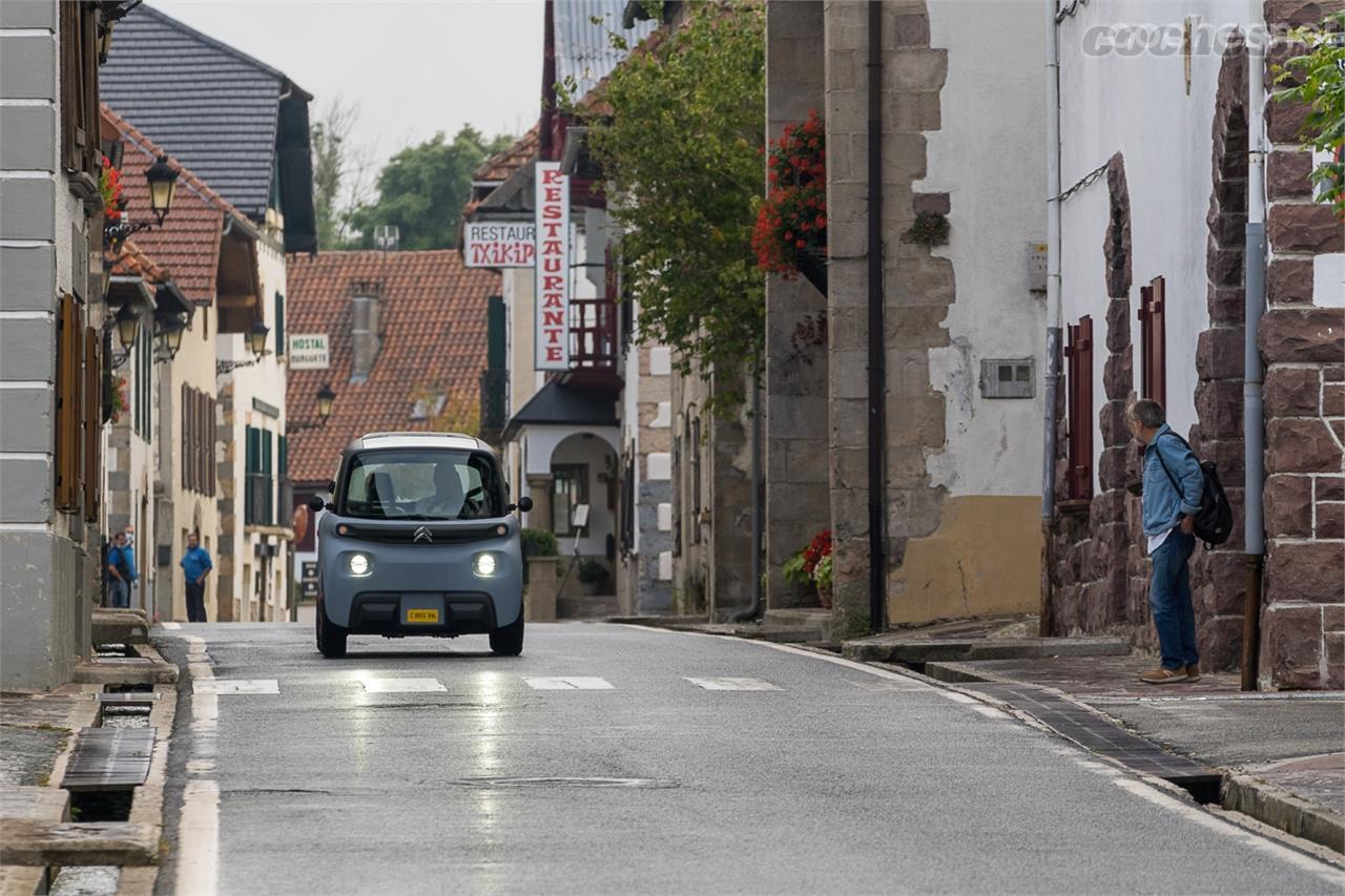 Salimos con el Citroën Ami de Astorga y los vecinos no paraban de mirarnos, su diseño no pasa inadvertido.