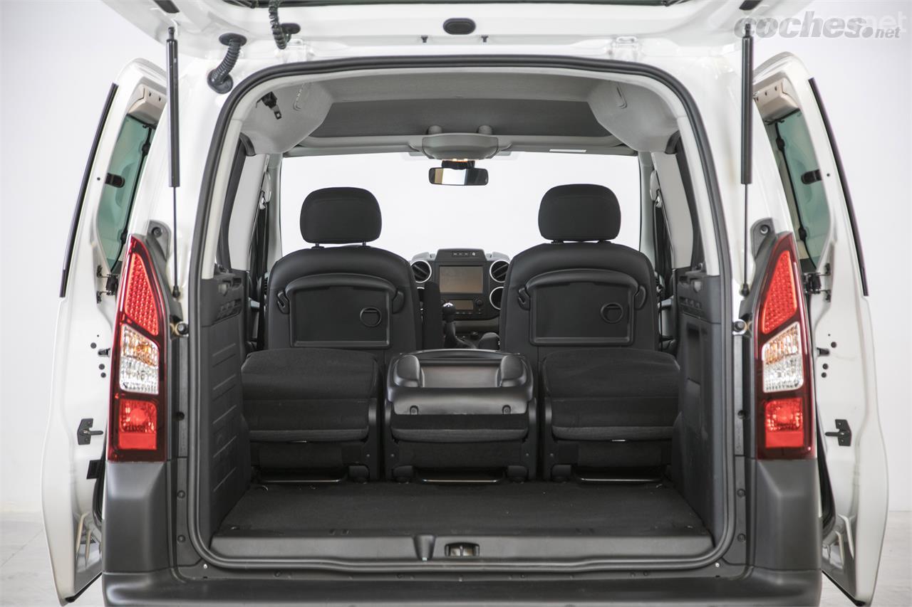 El Citroën Berlingo tiene tres asientos individuales en la segunda fila, y un maletero con formas muy cuadradas, muy aprovechable. 