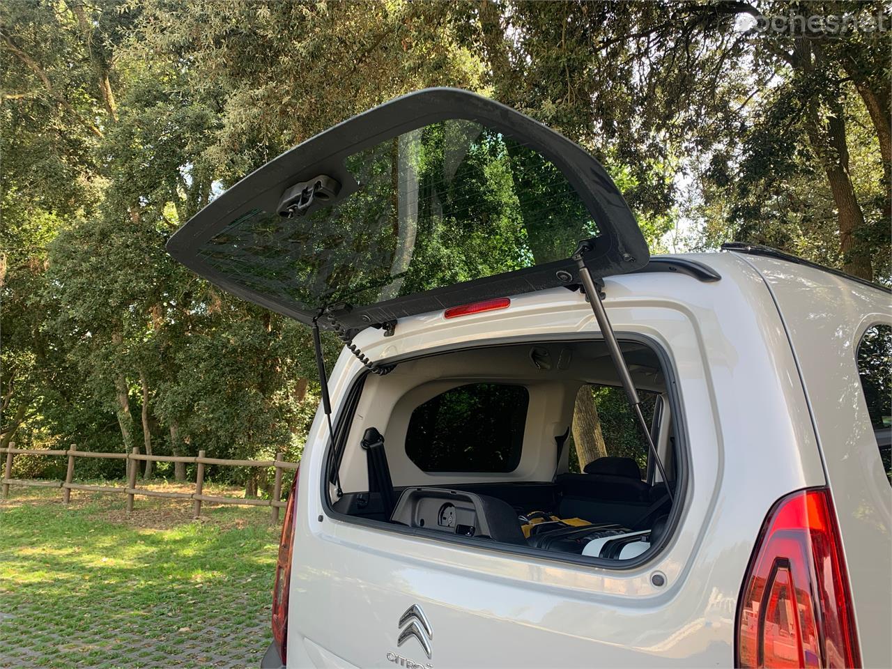 Entre los elementos funcionales del coche, la luneta trasera de apertura independiente es uno de los más interesantes ya que evita abrir el portón a coche cargado.