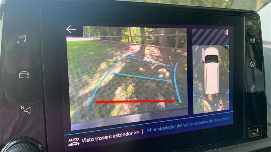 Entre los elementos opcionales que podemos añadir a la pantalla y, además del navegador, destaca la cámara de marcha atrás con vista de 180 grados, muy útil en un coche tan grande.