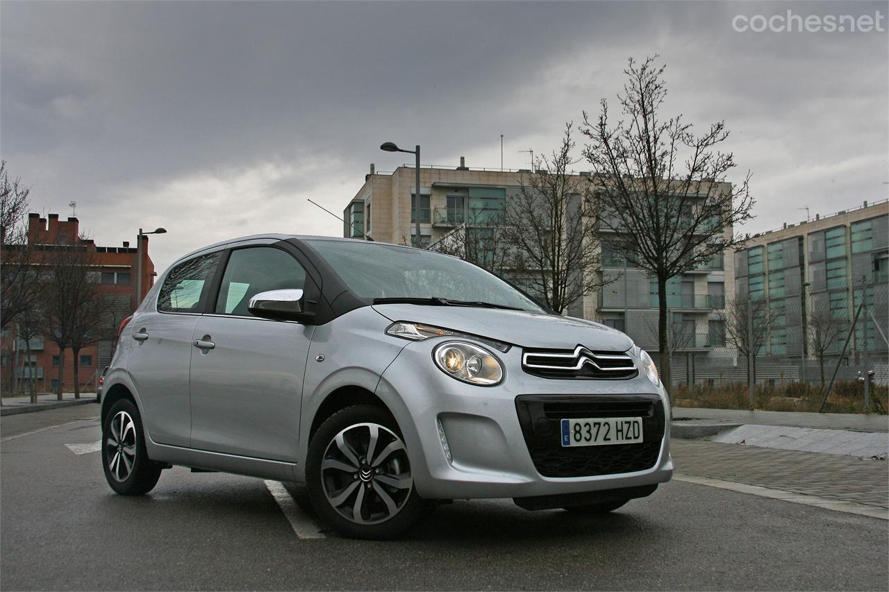 Mientras que el Aygo apuesta por la personalización y el 108 por un toque más serio, el Citroën presenta un diseño frontal agresivo que recuerda al del Nissan Juke.