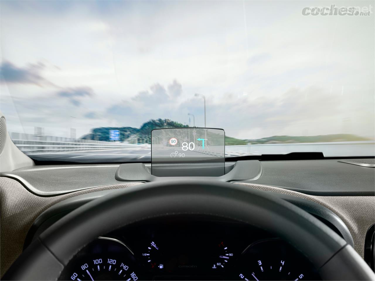 Entre los sistemas de asistencia al conductor destaca la presencia de un head-up display sobre lámina de metacrilato.