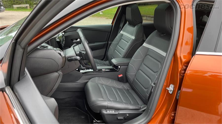 Los asientos delanteros del Citroën invitan a viajar. Son cómodos y muy anchos, perfectos para cualquier talla.