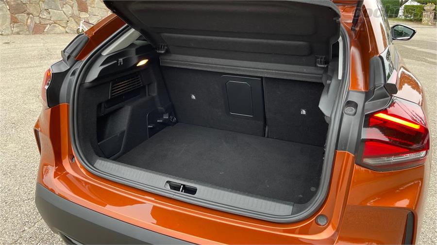 El maletero del Citroën C4 permite utilizar el doble fondo para incrementar su capacidad, pero tiene poca longitud.