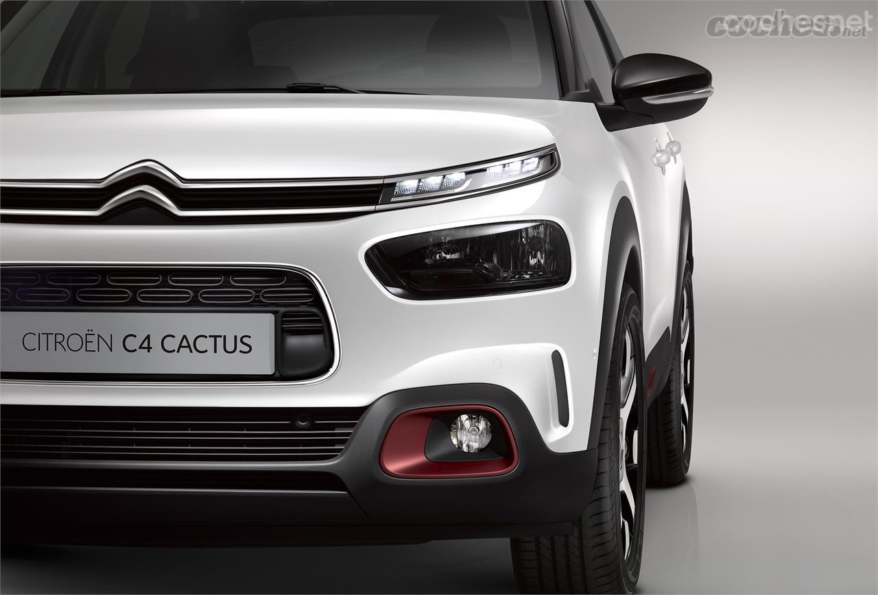 Se mantienen los grupos ópticos separados, pero las luces diurnas enlazan ahora con la típica parrilla de Citroën. 