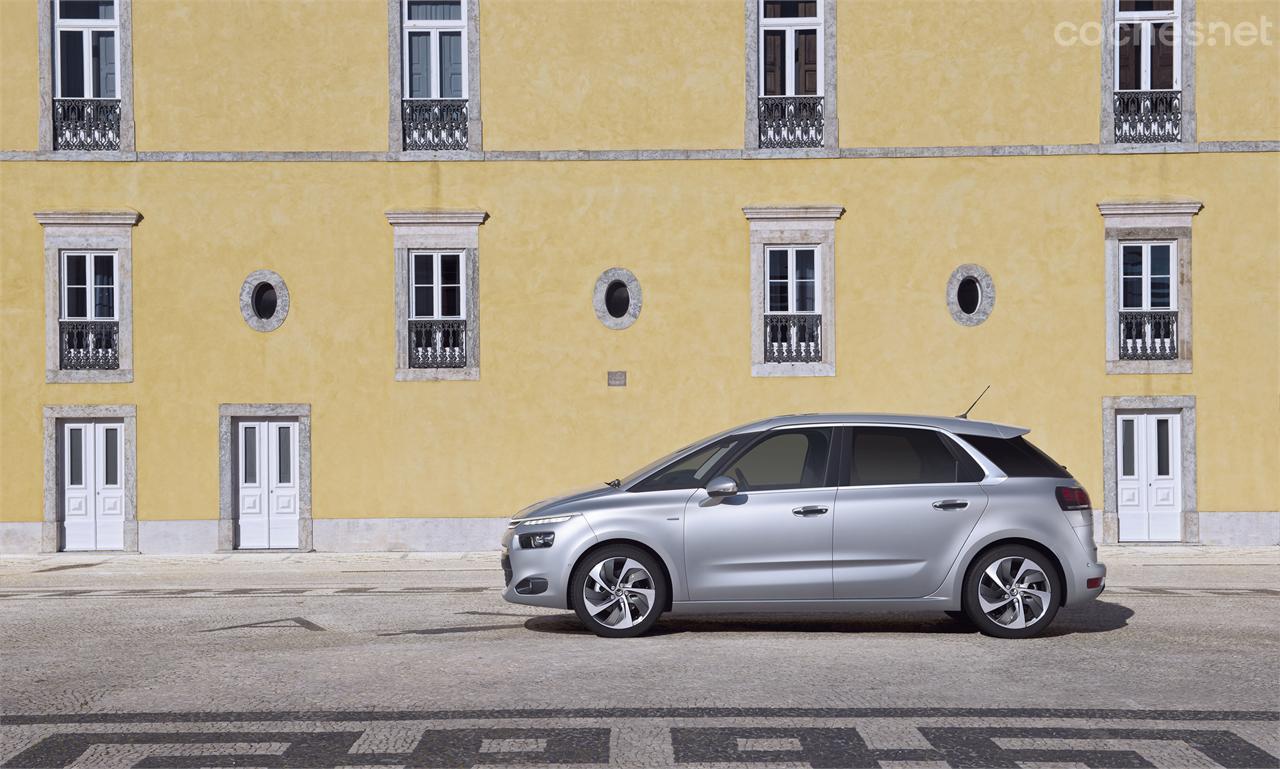 Los voladizos son muy cortos y la batalla es más larga. El coche parece haber extremado la posición de las ruedas en sus esquinas. 