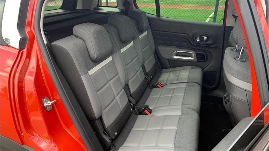 Los tres asientos individuales detrás, aptos para tres personas, caracterizan al coche y le singularizan dentro de sus segmento.