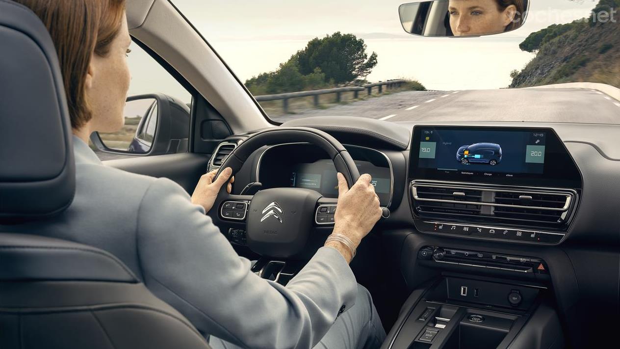 CITROEN C5 Aircross - The dashboard of the Citroën C5 Aircross 2022 changes to the height of the central screen, which is new. 