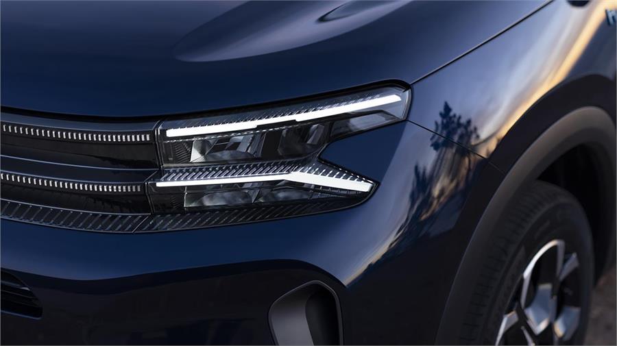 Las luces diurnas LED del Citroën C5 Aircross 2022 tienen un mayor protagonismo en el frontal. 
