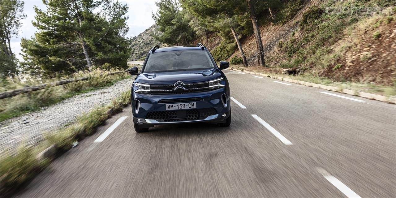 La gama de motores en el Citroën C5 Aircross 2022 no cambia. Se vende en versión gasolina, diésel e híbrida enchufable. 