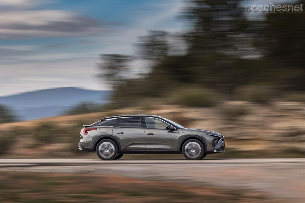 Confortable y seguro gracias a sus numerosas ayudas a la conducción, Citroën C5 X es, en todas sus versiones, un coche pensado para hacer muchos kilómetros.