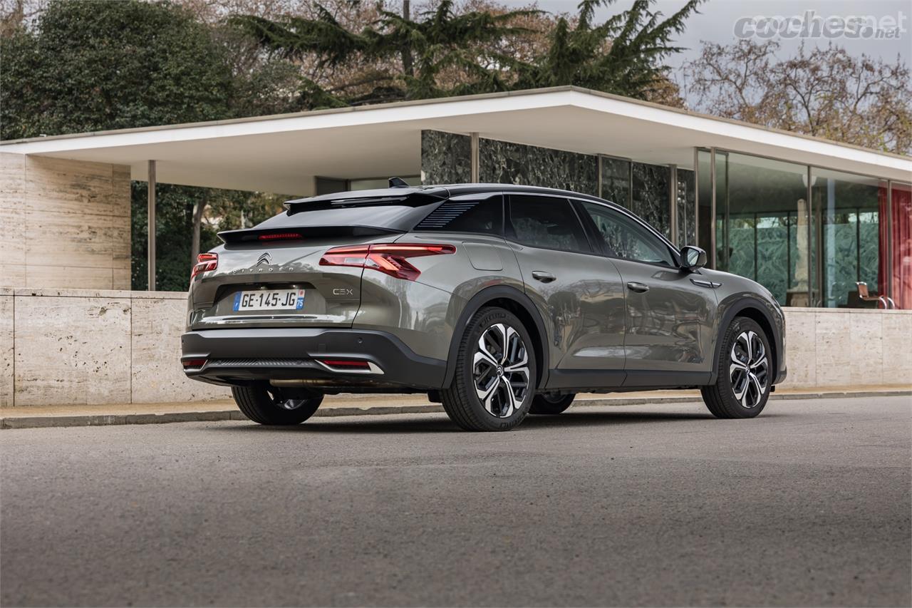 El Citroën C5 X se venderá en España desde 31.100 euros y ya se puede reservar en la red de concesionarios de la marca. El coche se fabrica en China.