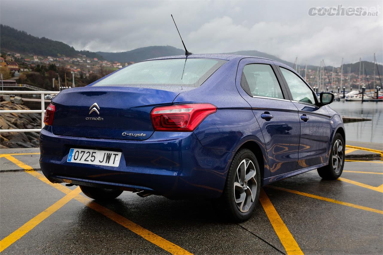 En la parte trasera del coche sólo cambian los grafismos de los pilotos, que "abrazan" algo más el lateral. 