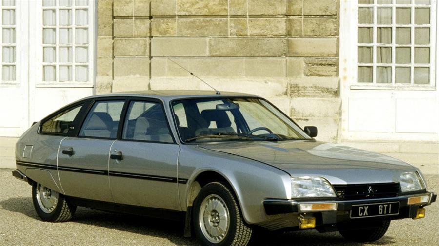Un año antes que Volkswagen presentara el Golf GTI, Citroën lanzó al mercado el CX GTI en 1977. Su motor con inyección rendía 128 CV y le permitía alcanzar los 190 km/h.