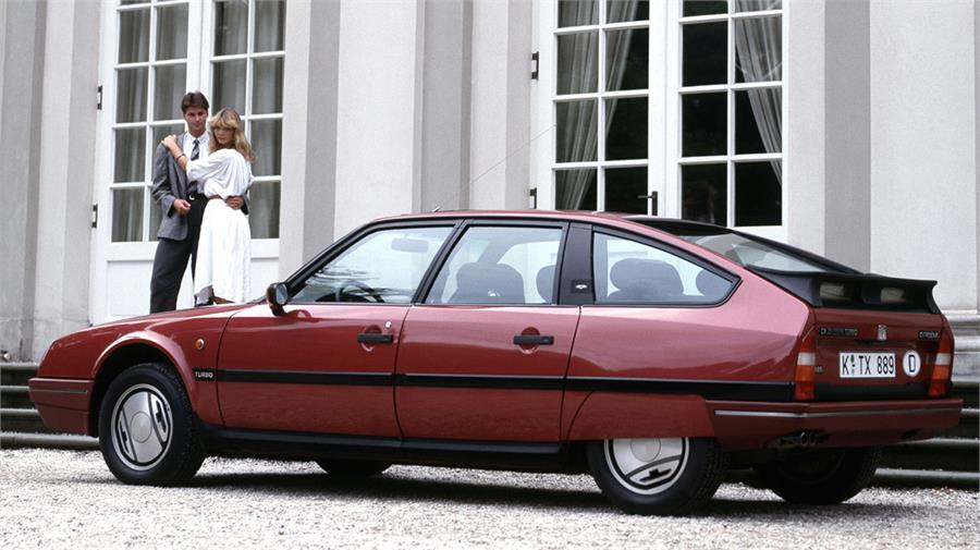 La versión GTI Turbo 2 no era más que el GTI Turbo pero de segunda fase ya con parachoques de plástico. Su motor rendía 168 CV y alcanzaba una punta de 220 km/h.