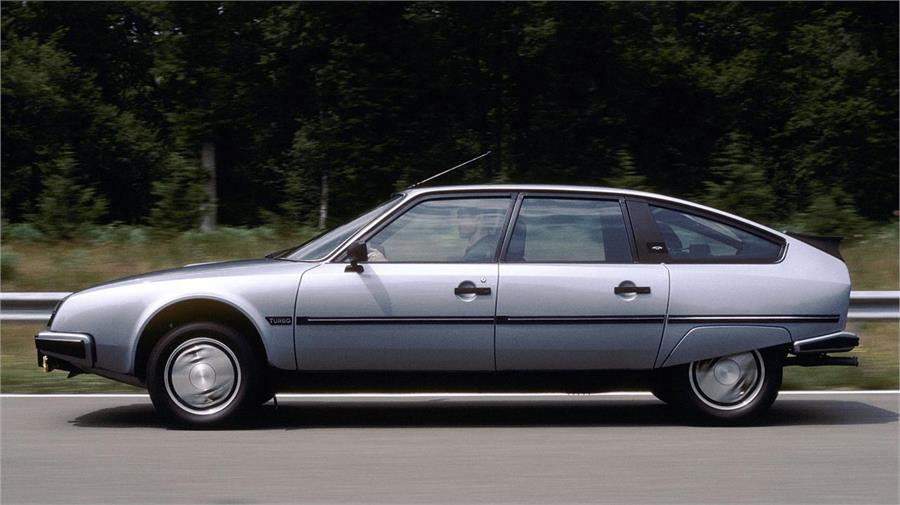 Una de las versiones más atractivas del CX es, sin duda alguna, el GTI Turbo. En llantas, capó delantero, montantes del pilar C y en el interior lucía un logo en forma de "T" por su motor turbo.