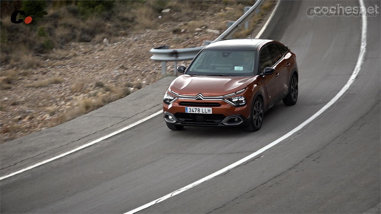 En carretera y tal como podréis comprobar en el vídeo, si hacemos un recorrido de orografía complicada, la autonomía es de poco más de 200 km circulando una sola persona a bordo.