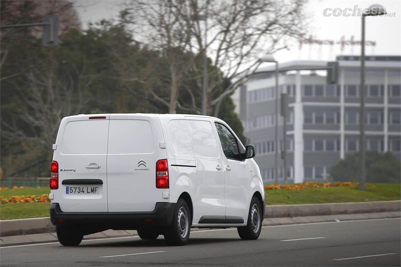 Su motor eléctrico tiene una potencia máxima de 100 kW (136 CV) con un par inmediato de 260 Nm.