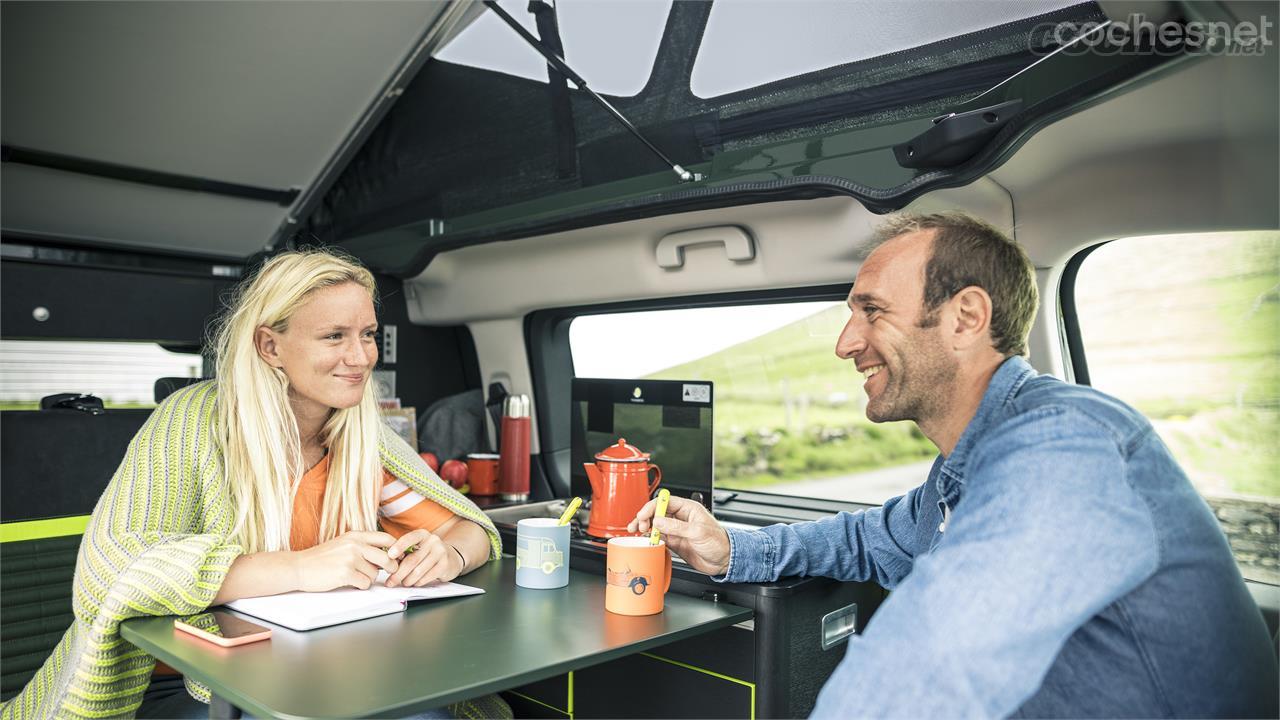 El interior se ha equipado a tope para convertirlo en una autocaravana y ser autosuficiente en los desplazamientos por la costa en busca de las olas.