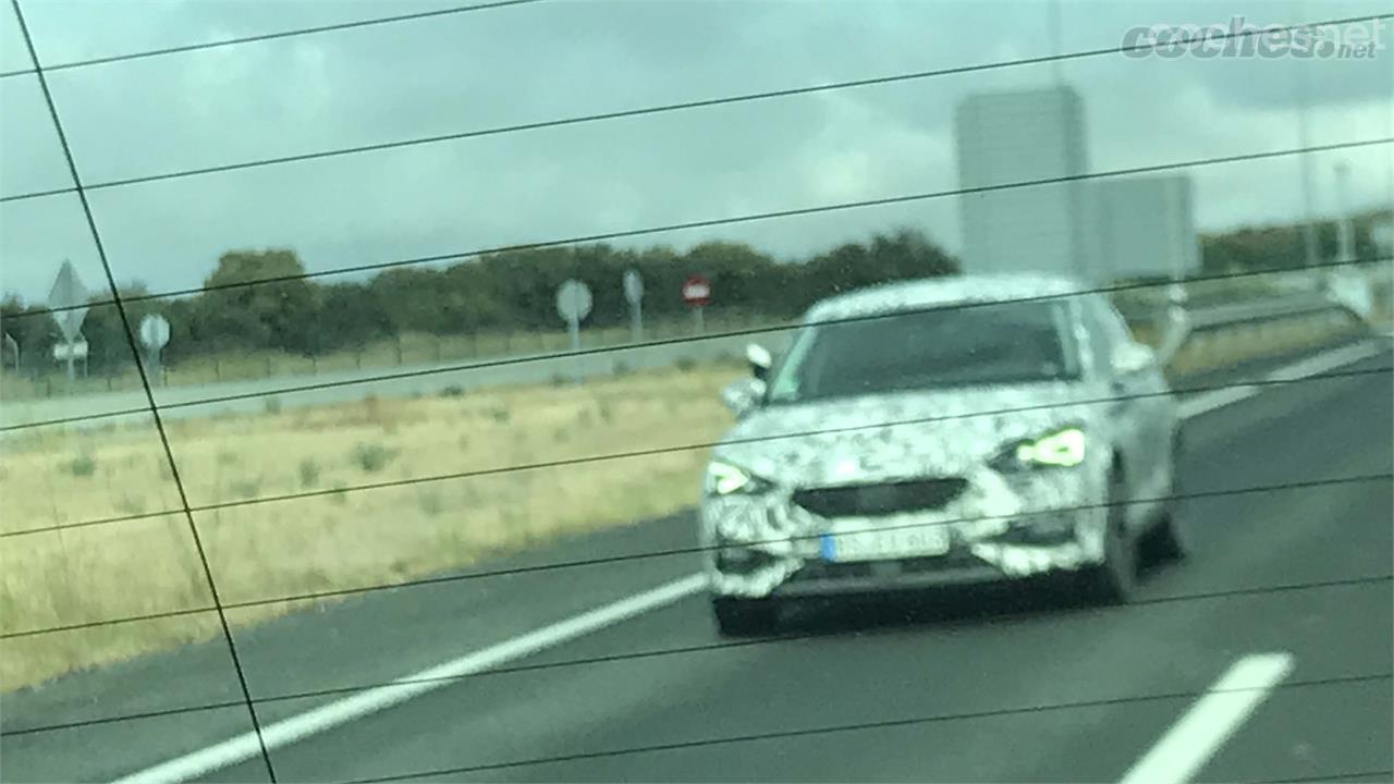 El parachoques frontal, al igual que el trasero tiene un diseño más deportivo, con mayores entradas de aire y los antiniebla ubicados en otra posición.