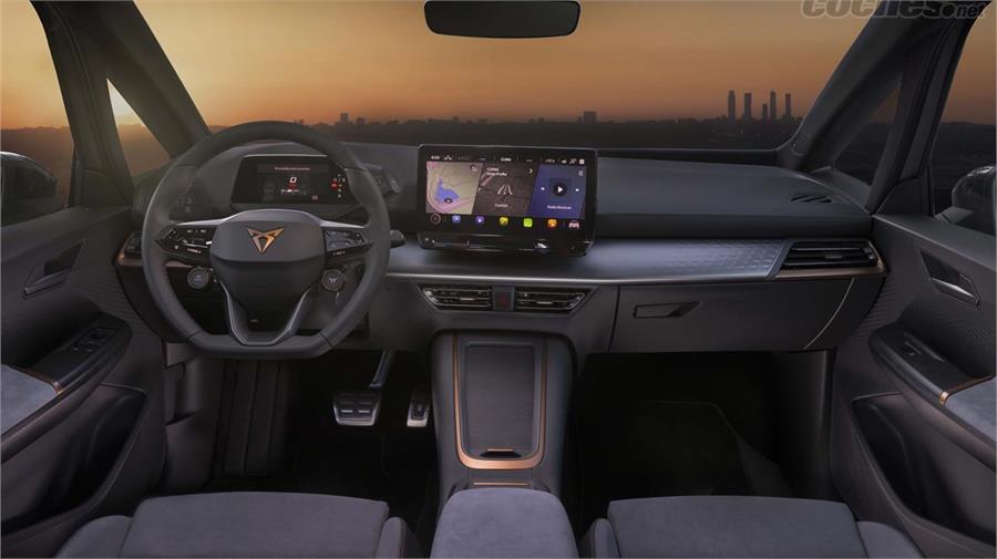 En el volante ahora integra dos mandos pulsantes, el botón CUPRA y el de los modos de conducción.