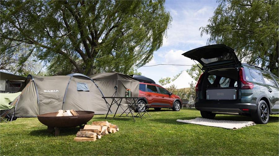 Con el pack Sleep el interior del Dacia Jogger se convierte en una cama doble. Se pueden añadir otros accesorios para disfrutar de una acampada en familia.