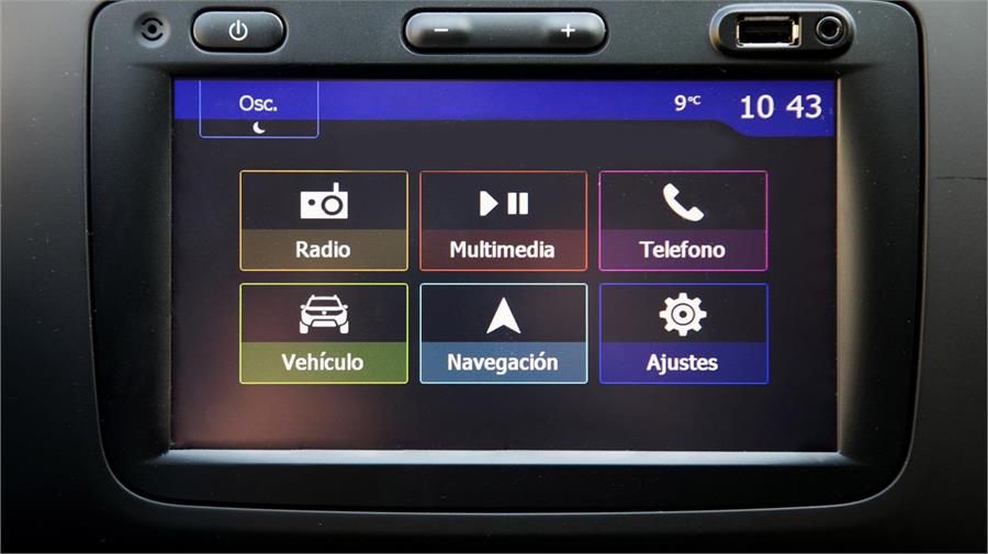 La pantalla central, que debería estar situada más arriba todavía, permite acceder al teléfono, al equipo de audio, al navegador y a los diferentes ajustes del vehículo.