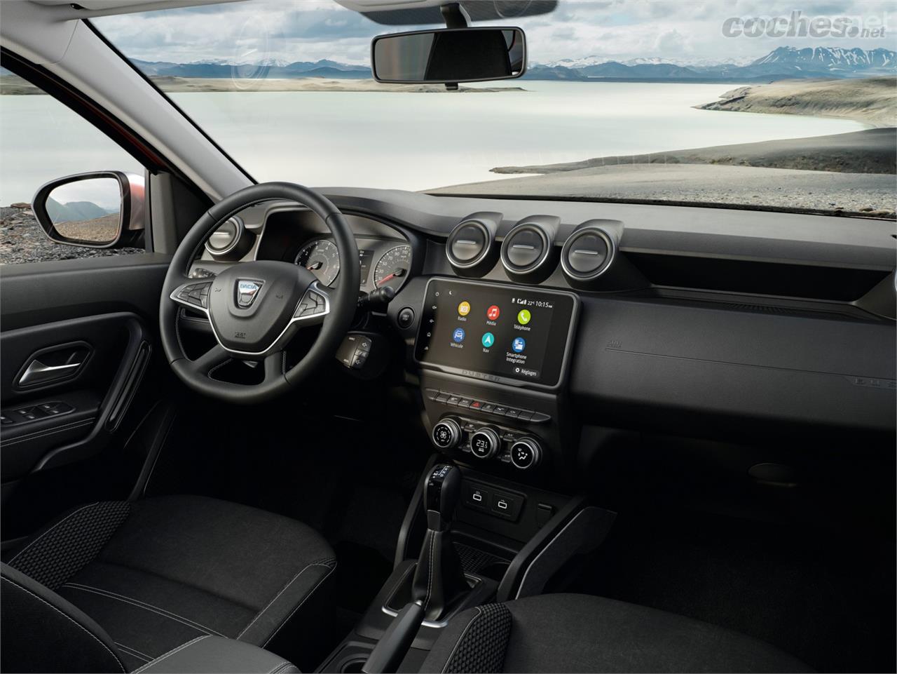 En el interior se proponen nuevos acabados, más confort y nueva tecnología, con una pantalla táctil de 8 pulgadas con Android Auto y Apple CarPlay.