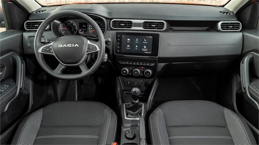 Las nuevas salidas de aire de forma rectangular dan un aire más elegante al salpicadero del Dacia Duster 2023.