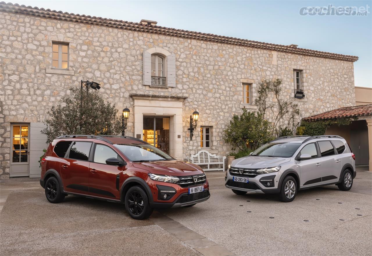 La gama del Dacia Jogger incluye tres acabados; Essential, Comfort (coche plata) y la serie limitada Extrema (coche rojo).