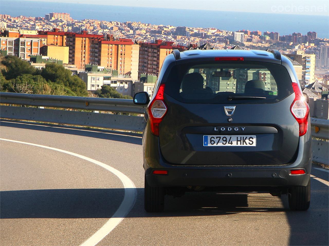 Cuesta familiarizarse un poco con el tacto de la dirección y la posición del volante