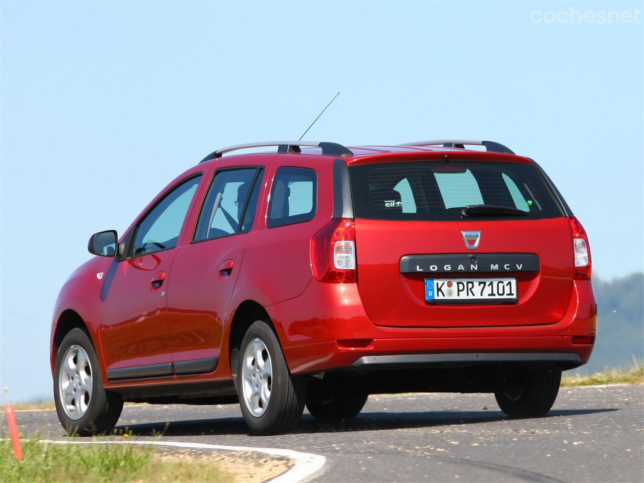 La estética es 100% Dacia, con unas líneas sencillas y la funcionalidad de un portón de grandes dimensiones.