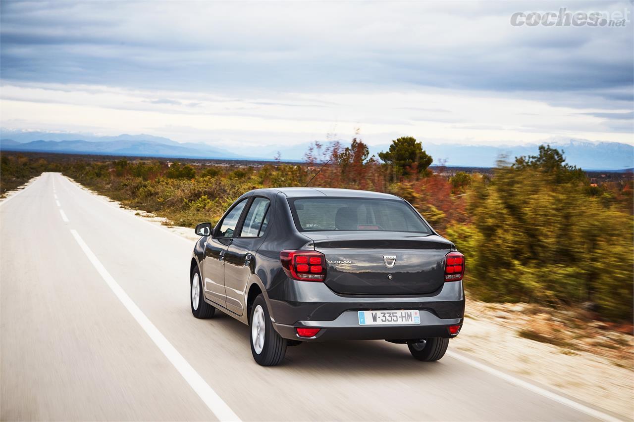 El sedán Logan también se adapta a esta nueva imagen; y como el Sandero, muestra una zaga renovada.