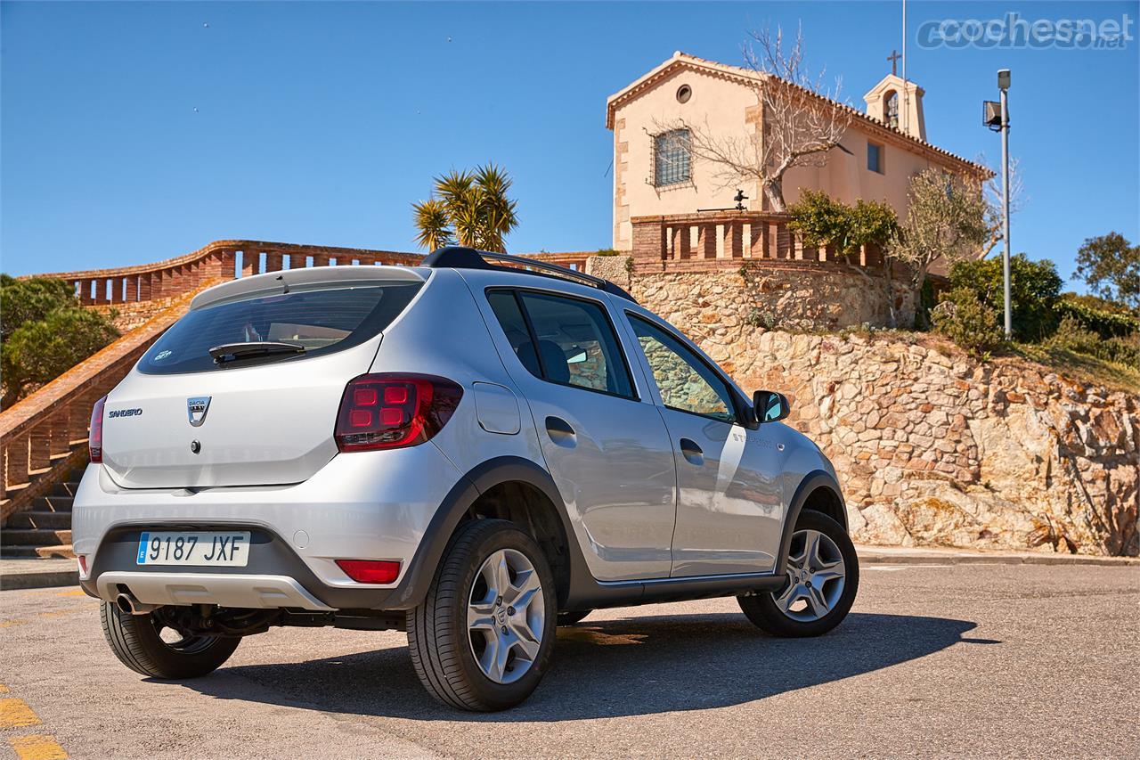 Los cambios estéticos introducidos en el Dacia Sandero mejoran unas líneas ya de por sí muy aceptadas entre el gran público. Lo que funciona, mejor no tocarlo mucho, parecen decir en Dacia. 