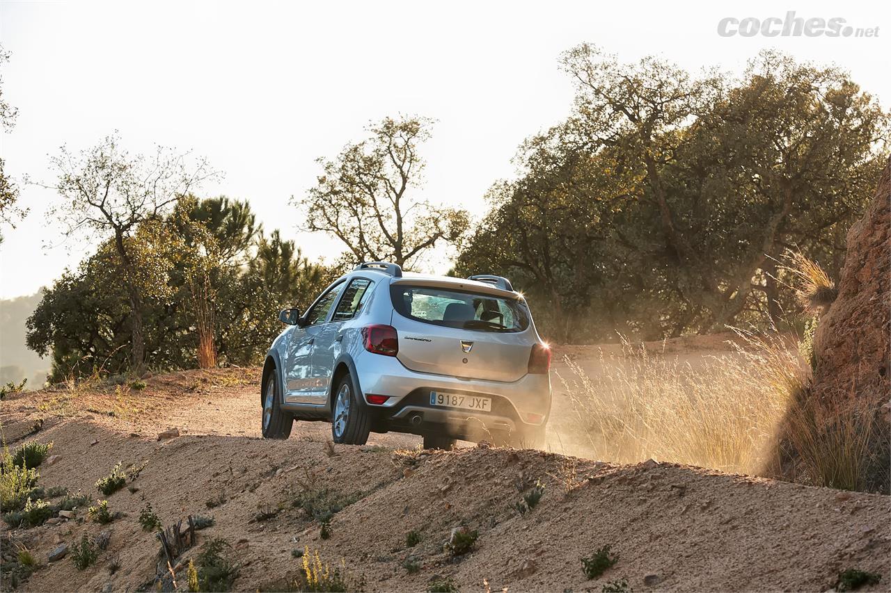 El Dacia Sandero Stepway tiene una altura libre mayor que el Sandero convencional, y eso facilita su uso fuera del asfalto. No obstante, no cuenta con tracción integral. 