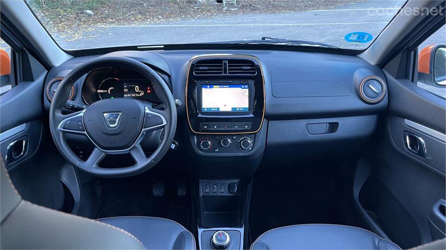 El habitáculo del Dacia Spring es sencillo y necesitaría algunas mejoras como, por ejemplo, el volante regulable.