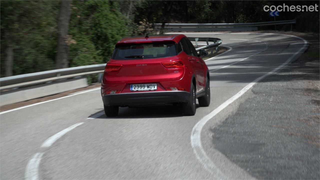 Es un coche muy blando de suspensiones. Es muy cómodo en autopista pero algo torpe en carretera. El cambio automático tipo CVT tampoco ayuda.