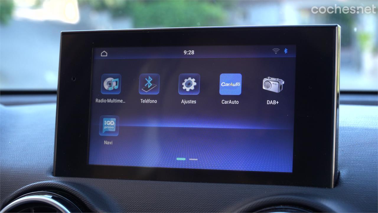 La pantalla multimedia de 7 pulgadas es quizás lo que menos nos ha gustado. Es pequeña, tiene una resolución pobre, un brillo muy justo y no cuenta con Android Auto ni Apple CarPlay.