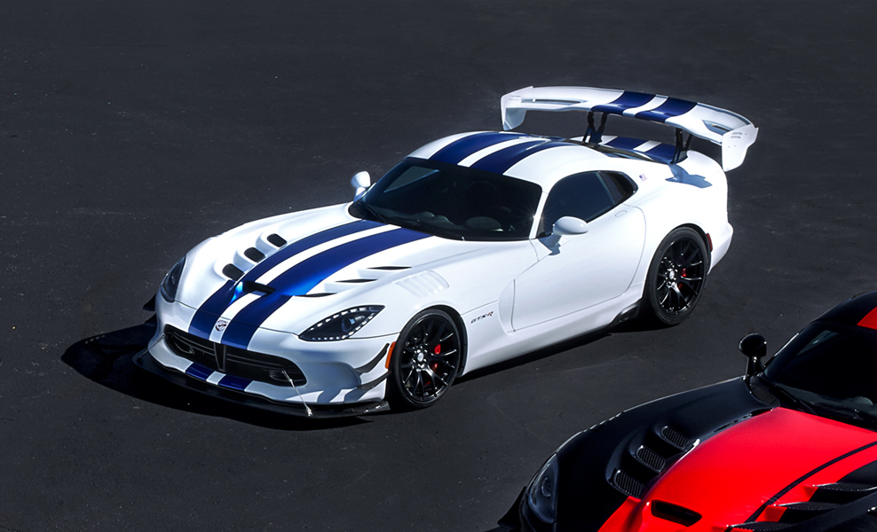 Este Viper está ataviado con los mismos colores que la versión GTS-R Championship Edition de 1998. 