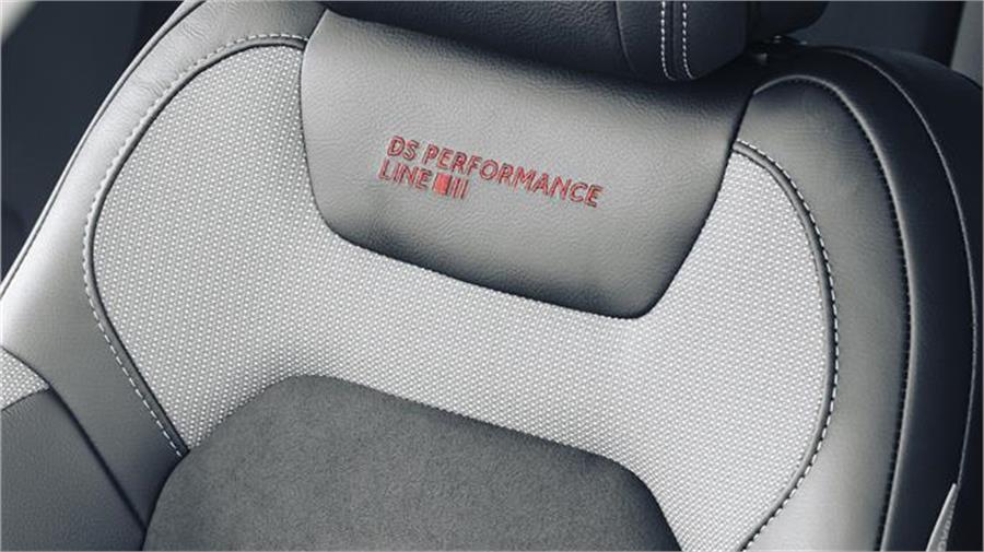 Los asientos están forrados en cuero de primera calidad y tienen grabado en los respaldos la denominación Performance Line. 