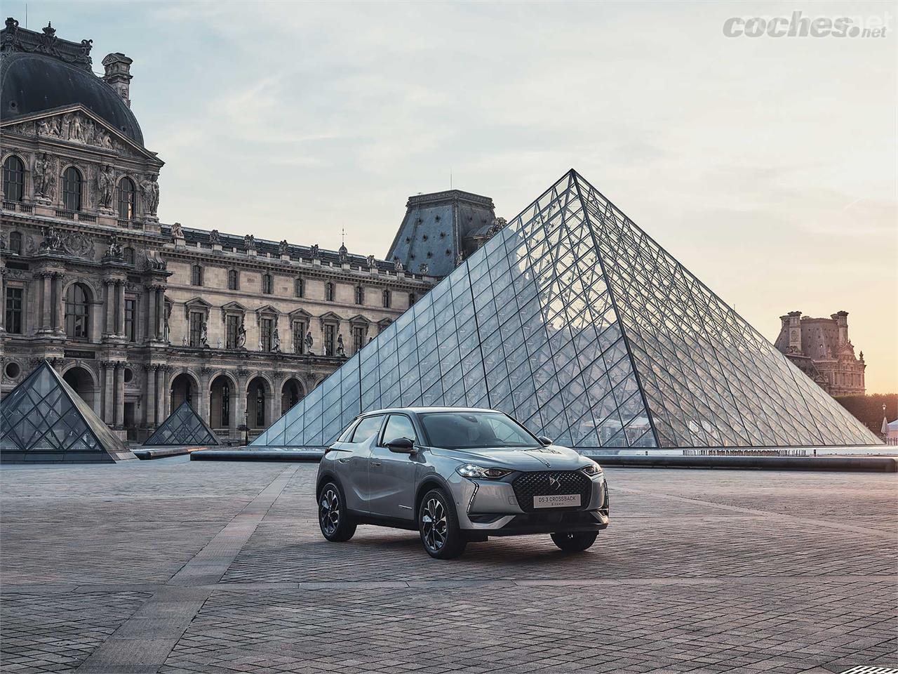 Las referencias a la emblemática pirámide de cristal por la que se accede al museo son constantes en la carrocería y el habitáculo del DS3 Crossback Louvre.