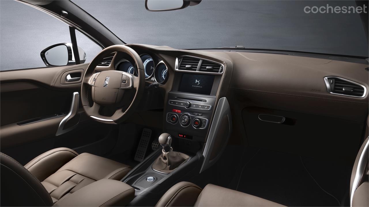 El interior del DS4 sigue siendo exclusivo y refinado, ahora con nuevos tipos de cuero de alta calidad que cubren el salpicadero o la parte interior de las puertas. 