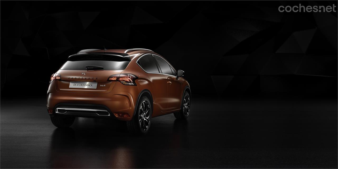 El DS4 Crossback es 3 centímetros más alto, raíles del techo y elementos decorativos específicos como las llantas o los retrovisores en color negro. 